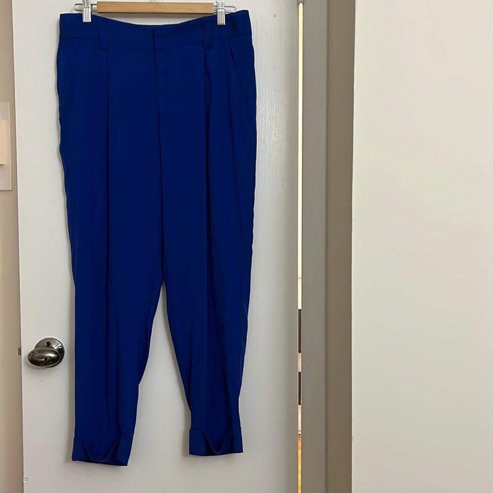 Alice+Olivia Blue Dress Pants (size 6) 92% silk